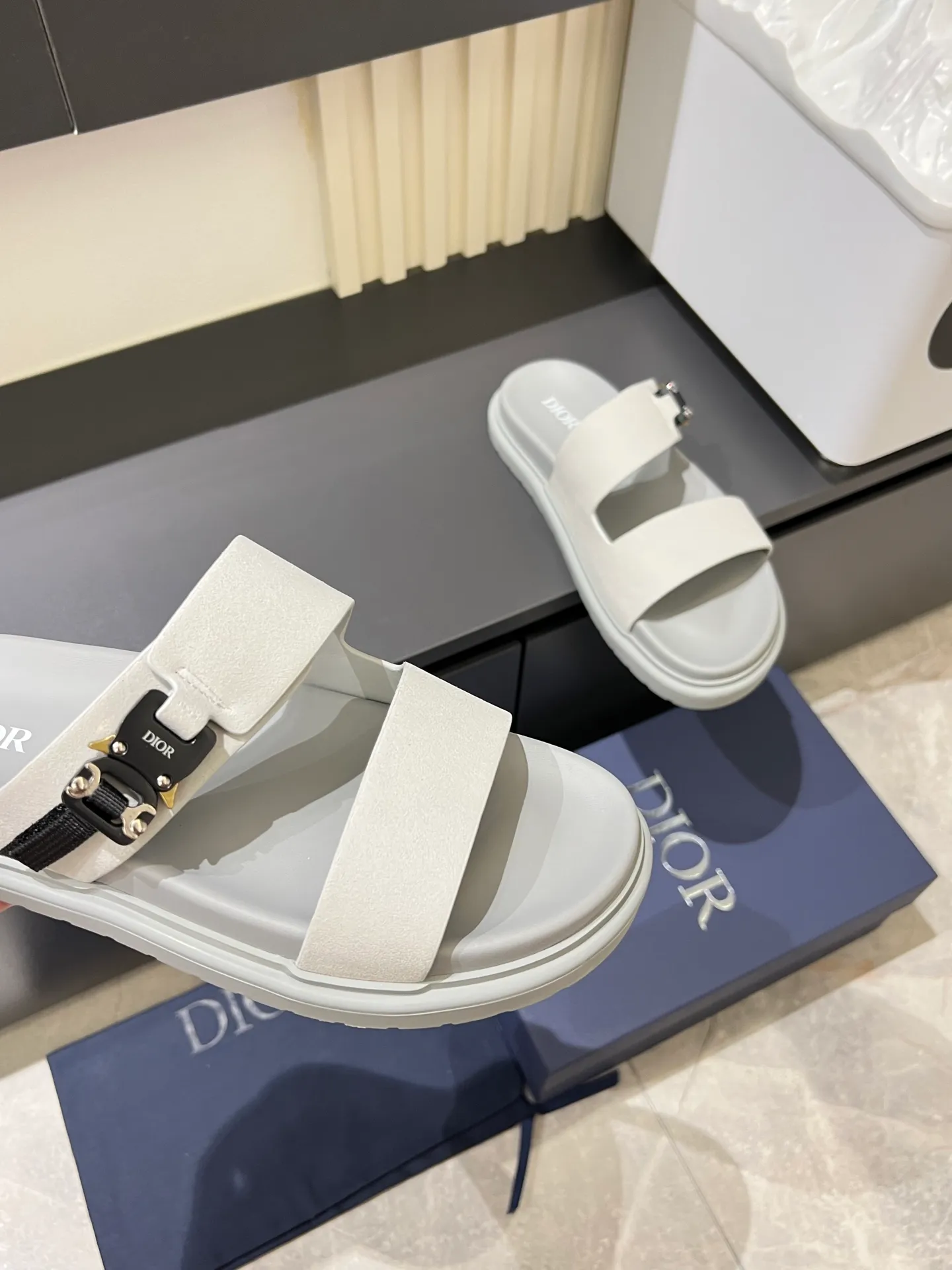 Men's Men's Shoes 💰p320 Dio* Men's Sandals Slippers. Showcasing Dior haute couture design. The Dior gray suede strap is accented with an aluminum Dior buckle for added style. Paired with a comfortable tonal notch sole, they pair easily with shorts or jeans for a sophisticated look. Main body: suede cow leather, technical fabric lining: cow leather, with adjustable straps, aluminum Dior buckle, Dior gray EVA insole, tonal notched rubber outsole splicing structure, size: 38-44 (customized at 45.46)
